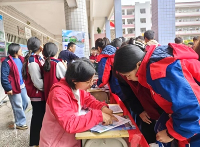 江门商贸职业技术学院在五华县棉洋中学春招咨询会成功举办